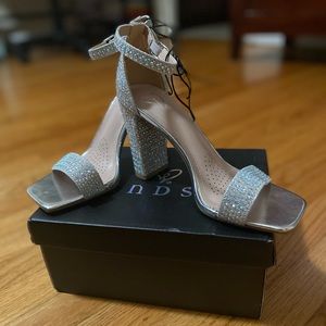 Windsor Silver Pearl-18 heels size 6